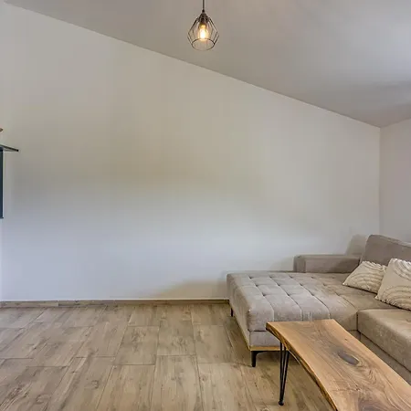 Apartma Lisjak - *