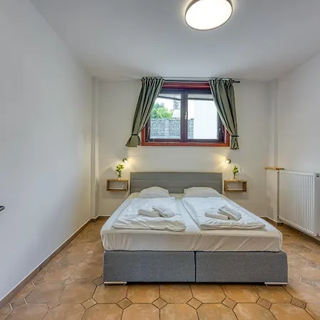 Apartma Lisjak - *