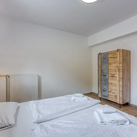 Lägenhet Lisjak - *